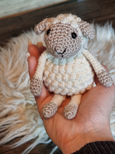 Blog-Inhaltsbild für 'Kostenlose Häkelanleitung Lämmchen "Flöckchen"'