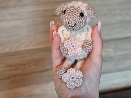 Blog-Inhaltsbild für 'Kostenlose Häkelanleitung Lämmchen "Flöckchen"'