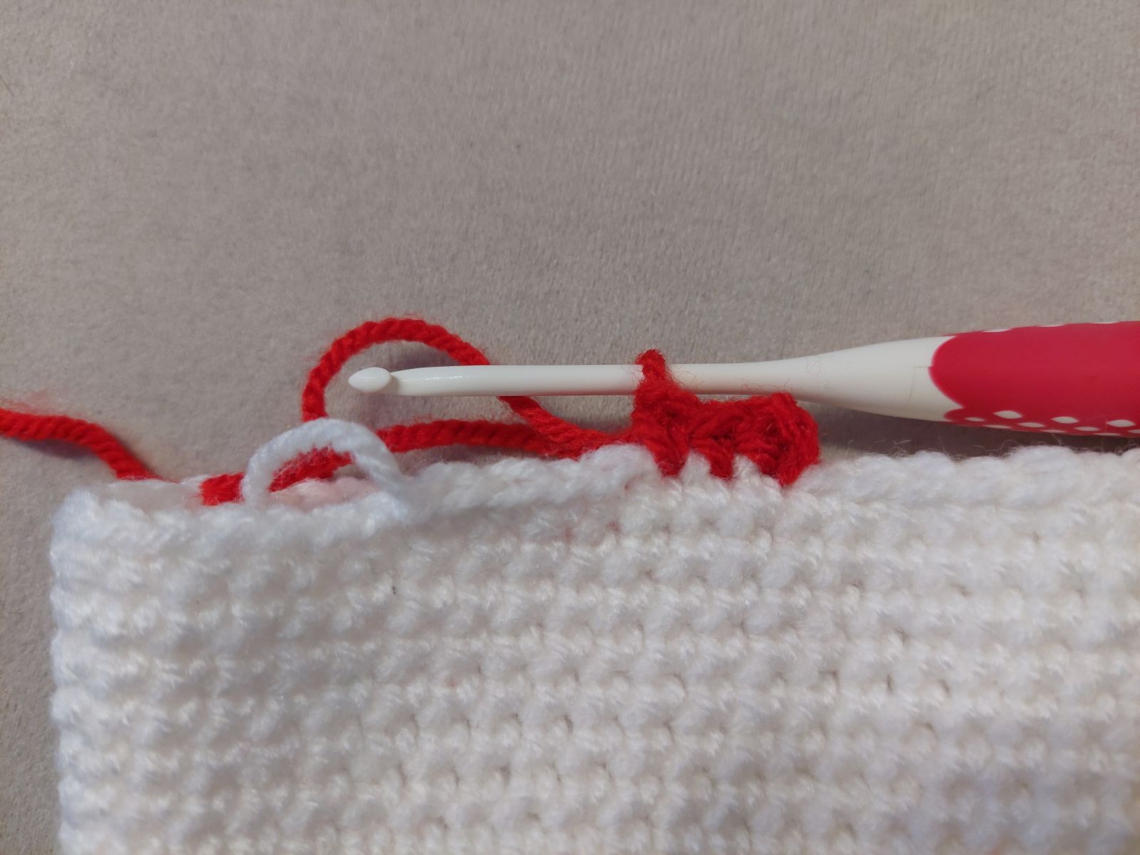 Blog-Inhaltsbild für 'Kostenlose Häkelanleitung: Flaschenhülle Kürbis – Das perfekte Halloween-Mitbringsel'