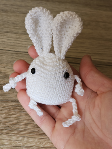 Blog-Inhaltsbild für 'Kostenlose Häkelanleitung Kleiner Hasen Amigurumi'