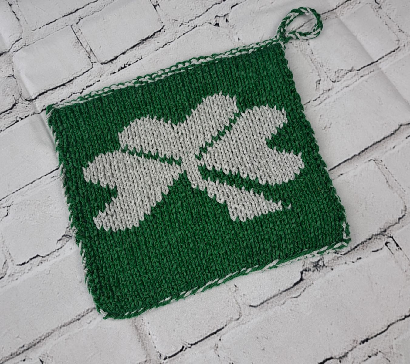 Blog-Inhaltsbild für 'Gratis Strickanleitung Ofen / Topflappen im Kleeblatt Design'