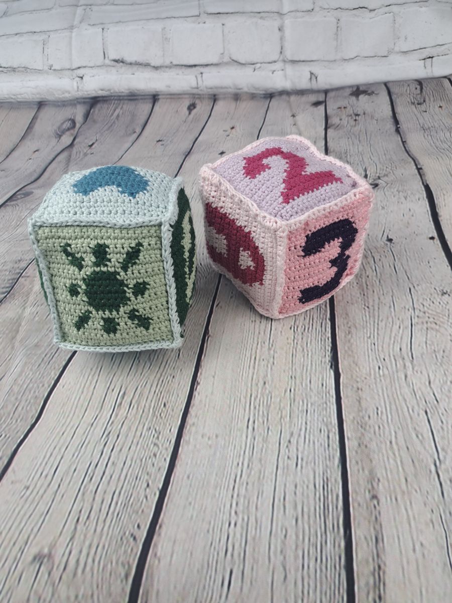 Blog-Inhaltsbild für 'Gratis Häkelanleitung Spielwürfel für Kinder'