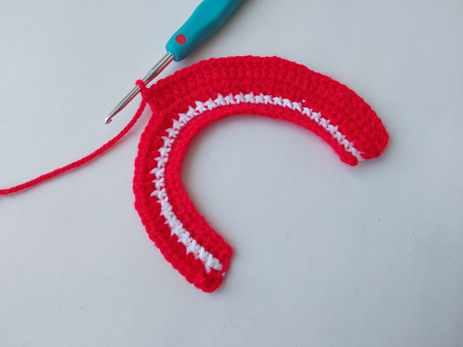 Blog-Inhaltsbild für 'Free Crochet Pattern for Football Player Clothes'