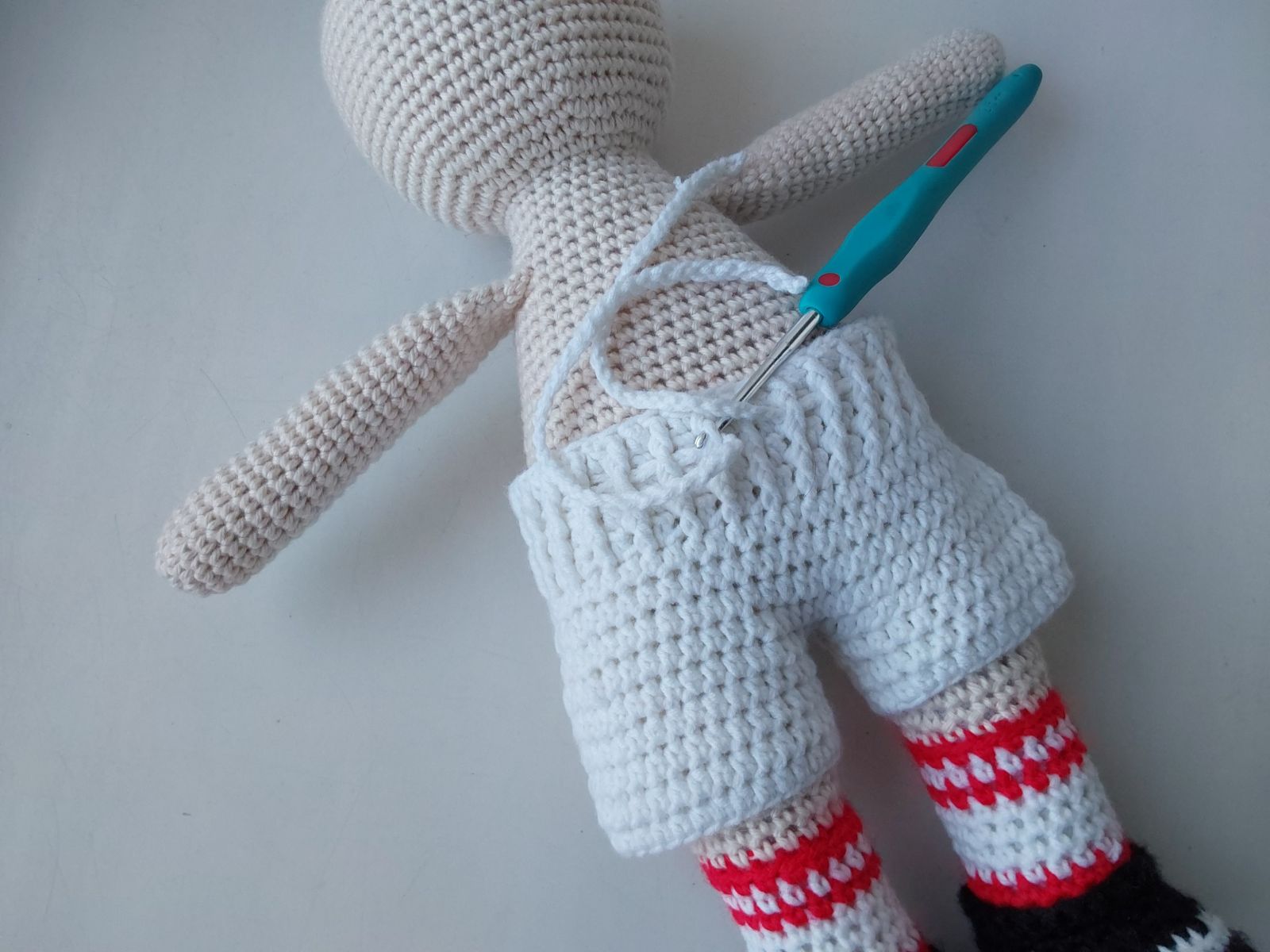 Blog-Inhaltsbild für 'Free Crochet Pattern for Football Player Clothes'