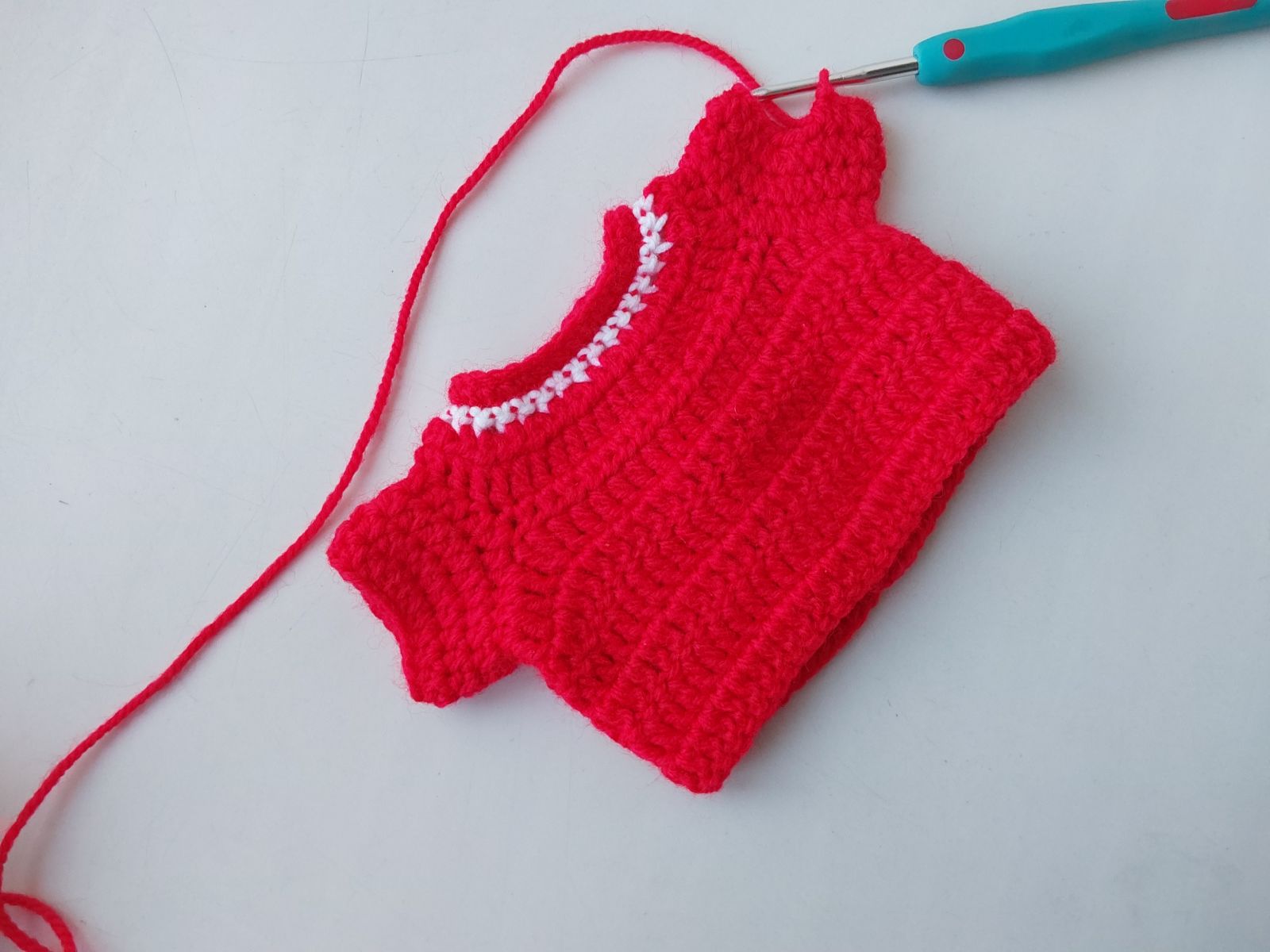 Blog-Inhaltsbild für 'Free Crochet Pattern for Football Player Clothes'