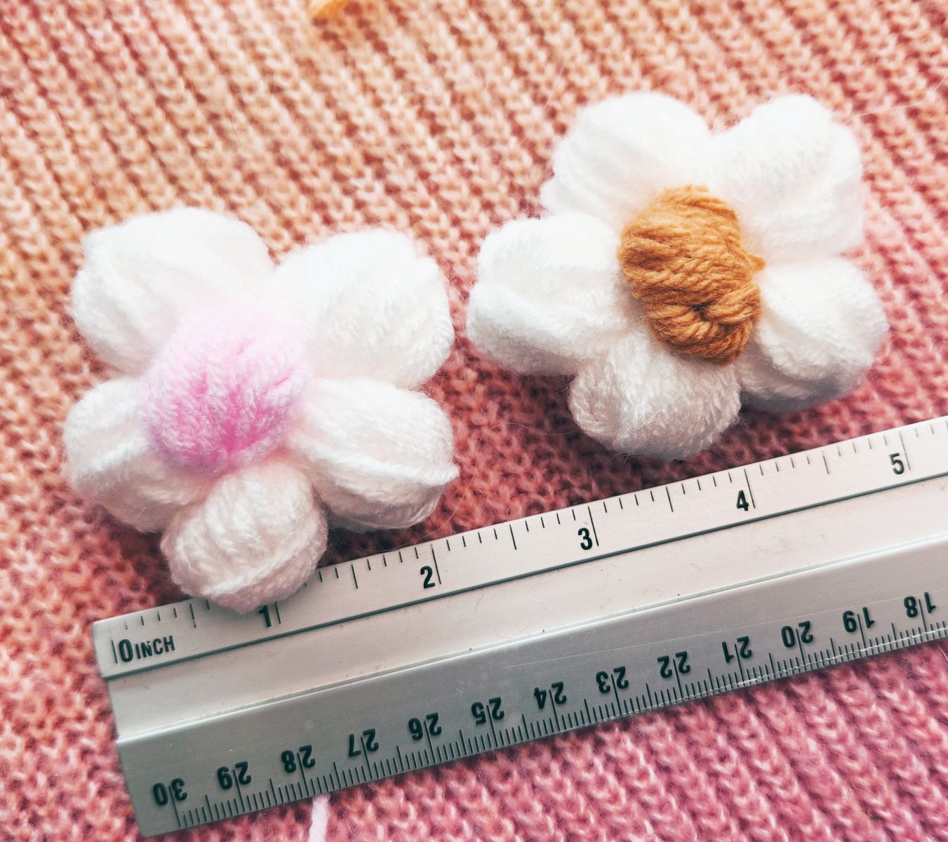 Blog content image for 'Einfache DIY-Gänseblumen – Kein Häkeln oder Stricken nötig! Ideal für Taschen & Cardigans'