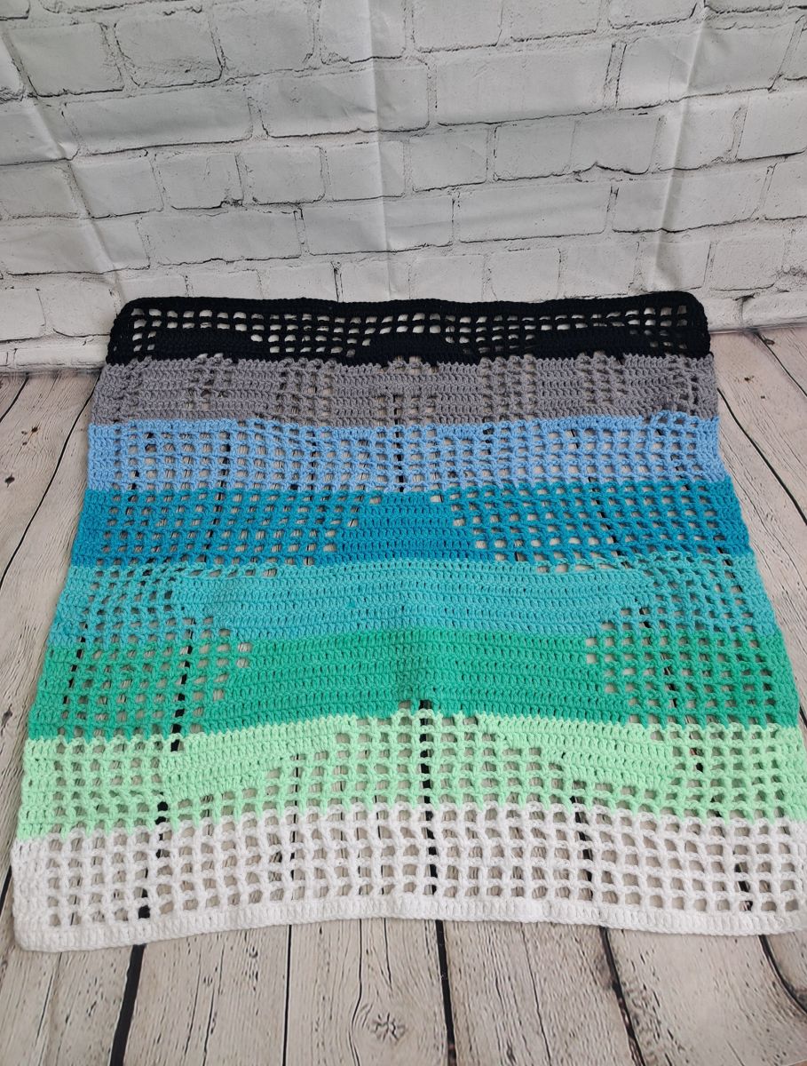 Blog-Inhaltsbild für 'Gratis Häkel Anleitung für eine Dad Deko Decke (Tischläufer)'