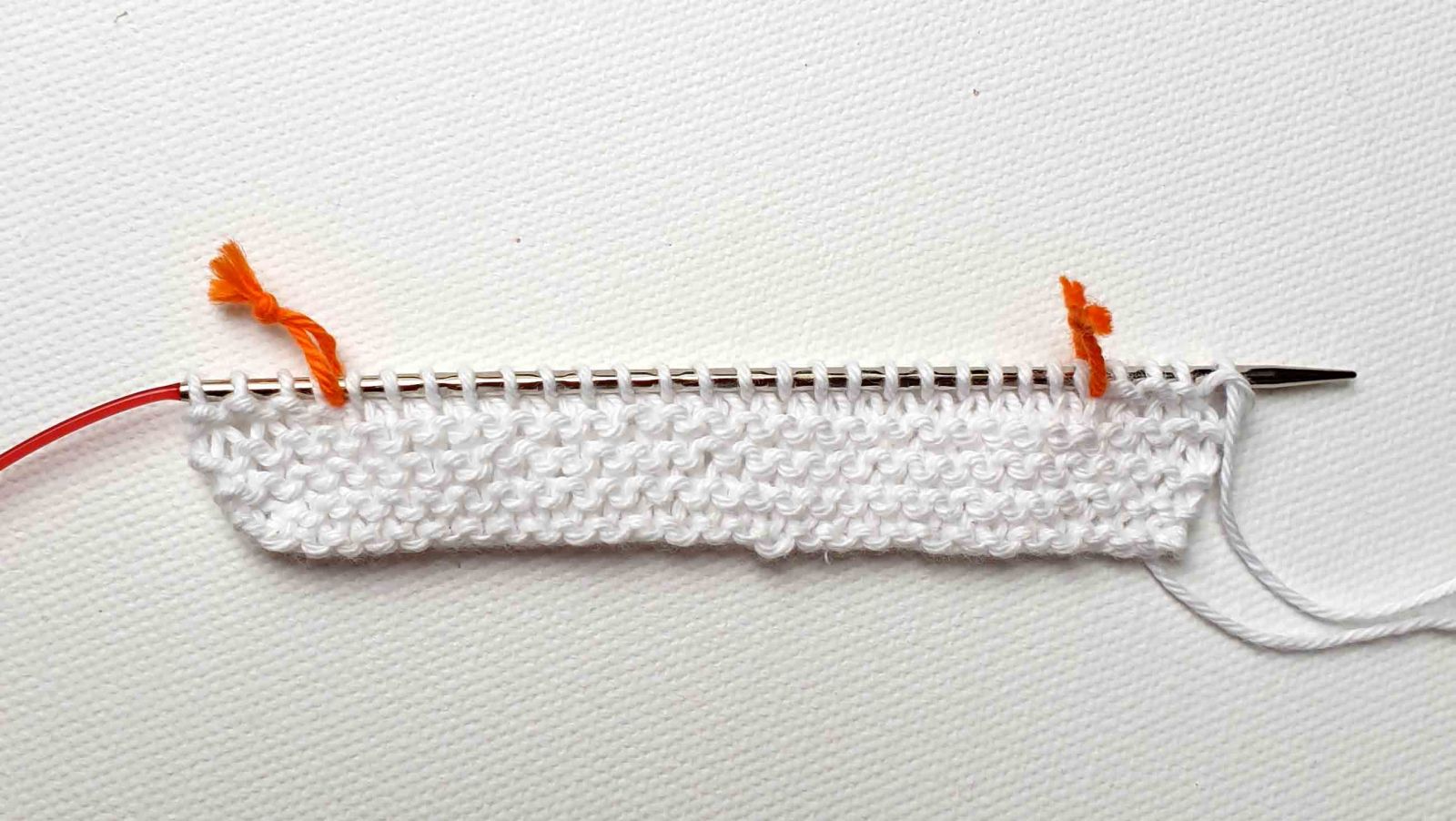 Blog-Inhaltsbild für 'kostenlose Strickanleitung Untersetzer Motiv „Doglove / Catlove“ mit Pfotenabdruck gratis Anleitung zum Stricken für Anfänger ideal für Wollreste'