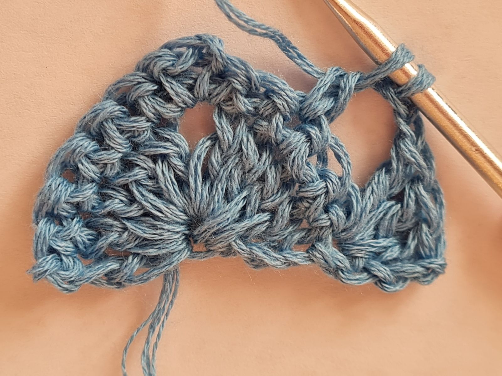 Blog-Inhaltsbild für 'Häkelanleitung: Luftiges Dreieckstuch für den Sommer – perfekt für Anfänger'