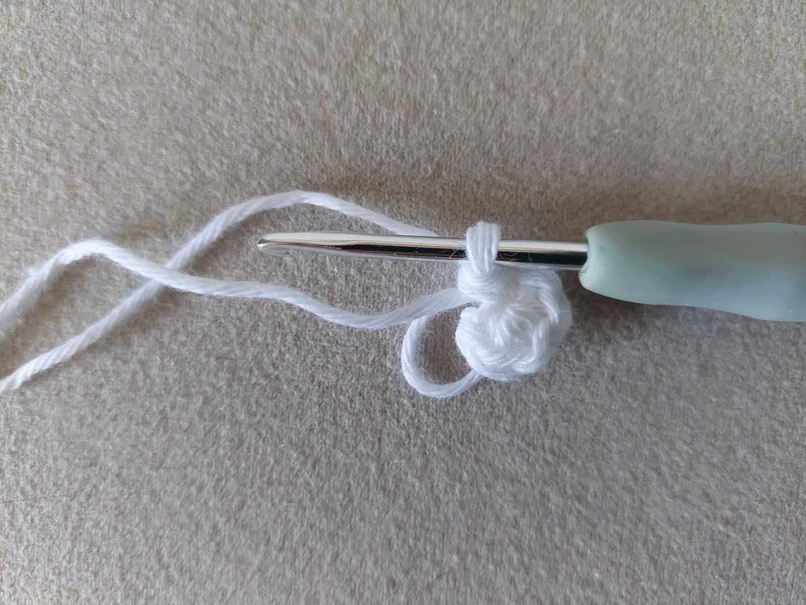 Blog-Inhaltsbild für 'Blümchen Taschenbaumler oder Anhänger häkeln: Kostenlose Anleitung'