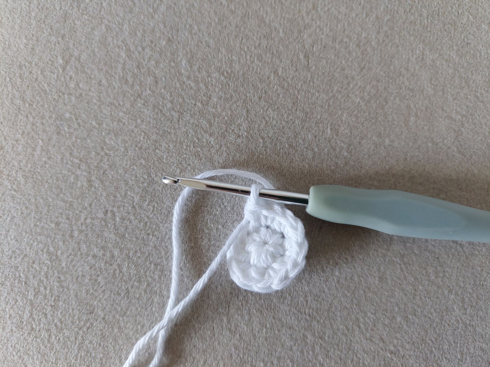 Blog-Inhaltsbild für 'Blümchen Taschenbaumler oder Anhänger häkeln: Kostenlose Anleitung'