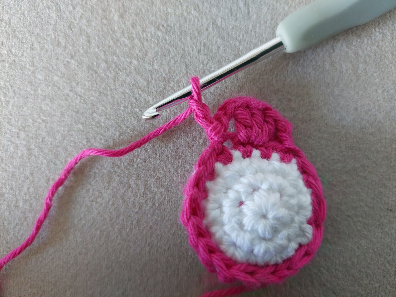 Blog-Inhaltsbild für 'Blümchen Taschenbaumler oder Anhänger häkeln: Kostenlose Anleitung'