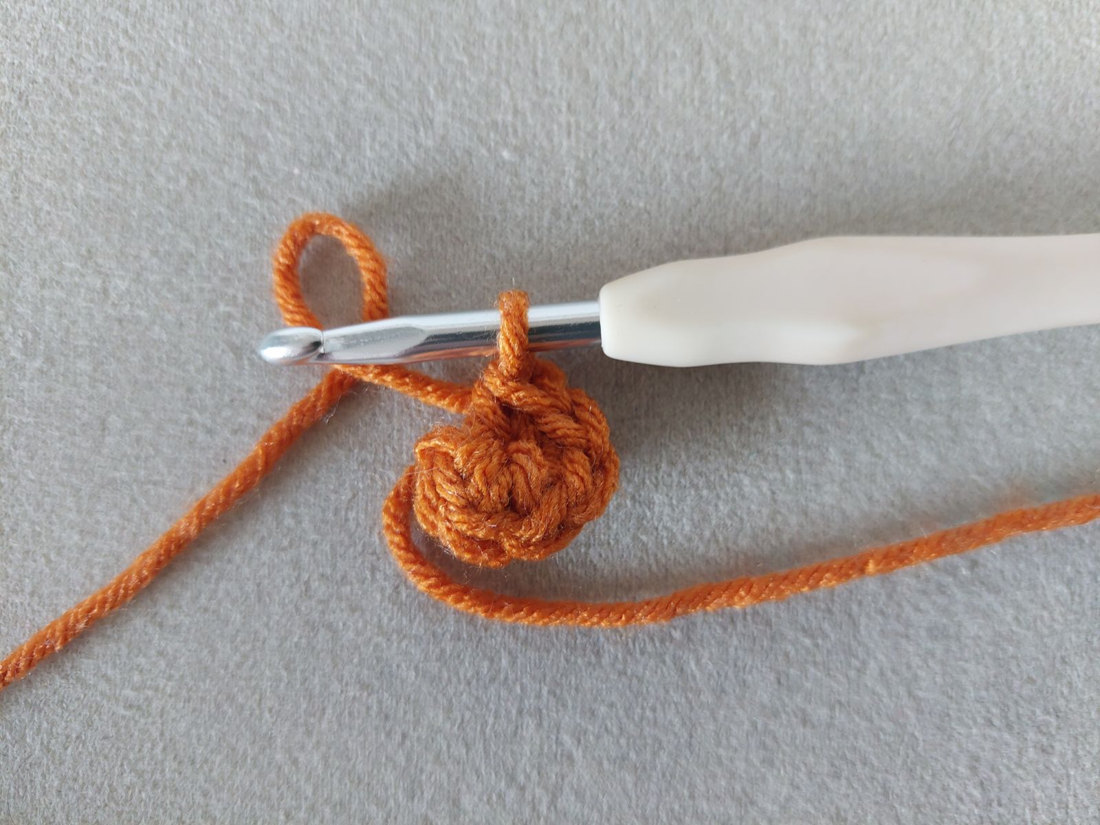 Blog-Inhaltsbild für 'Kostenlose Häkelanleitung: Flaschenhülle Kürbis – Das perfekte Halloween-Mitbringsel'