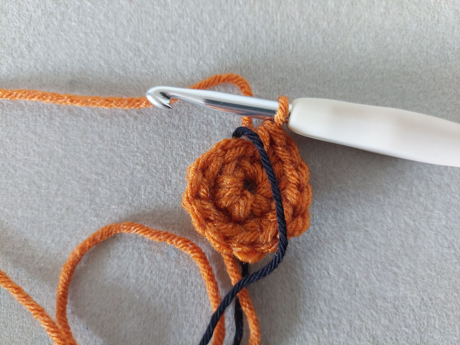 Blog-Inhaltsbild für 'Kostenlose Häkelanleitung: Flaschenhülle Kürbis – Das perfekte Halloween-Mitbringsel'