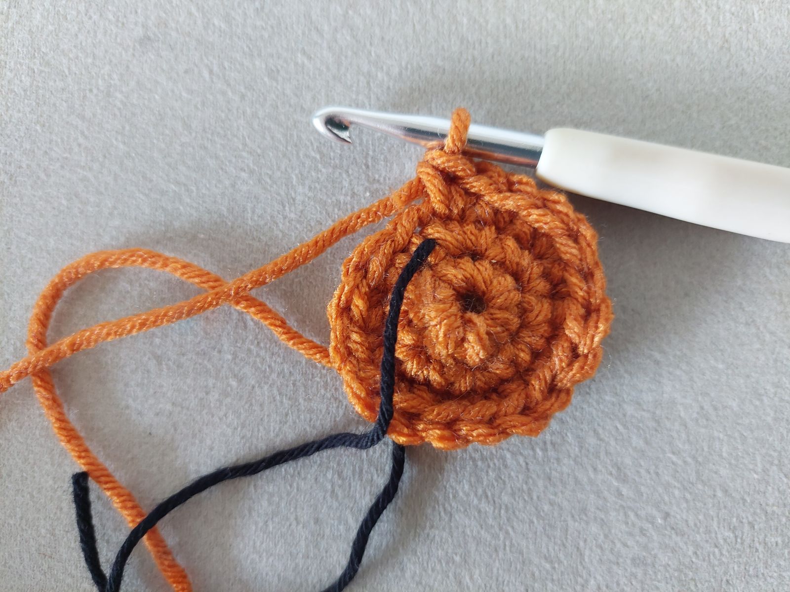 Blog-Inhaltsbild für 'Kostenlose Häkelanleitung: Flaschenhülle Kürbis – Das perfekte Halloween-Mitbringsel'