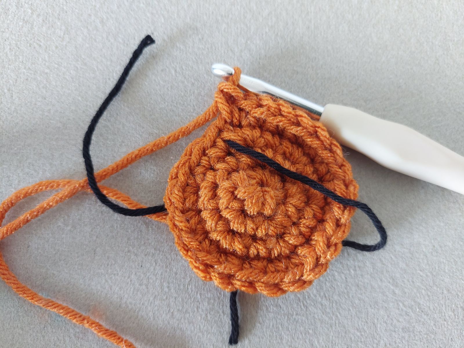 Blog-Inhaltsbild für 'Kostenlose Häkelanleitung: Flaschenhülle Kürbis – Das perfekte Halloween-Mitbringsel'