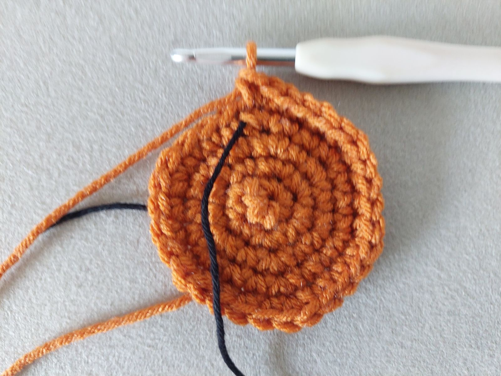 Blog-Inhaltsbild für 'Kostenlose Häkelanleitung: Flaschenhülle Kürbis – Das perfekte Halloween-Mitbringsel'