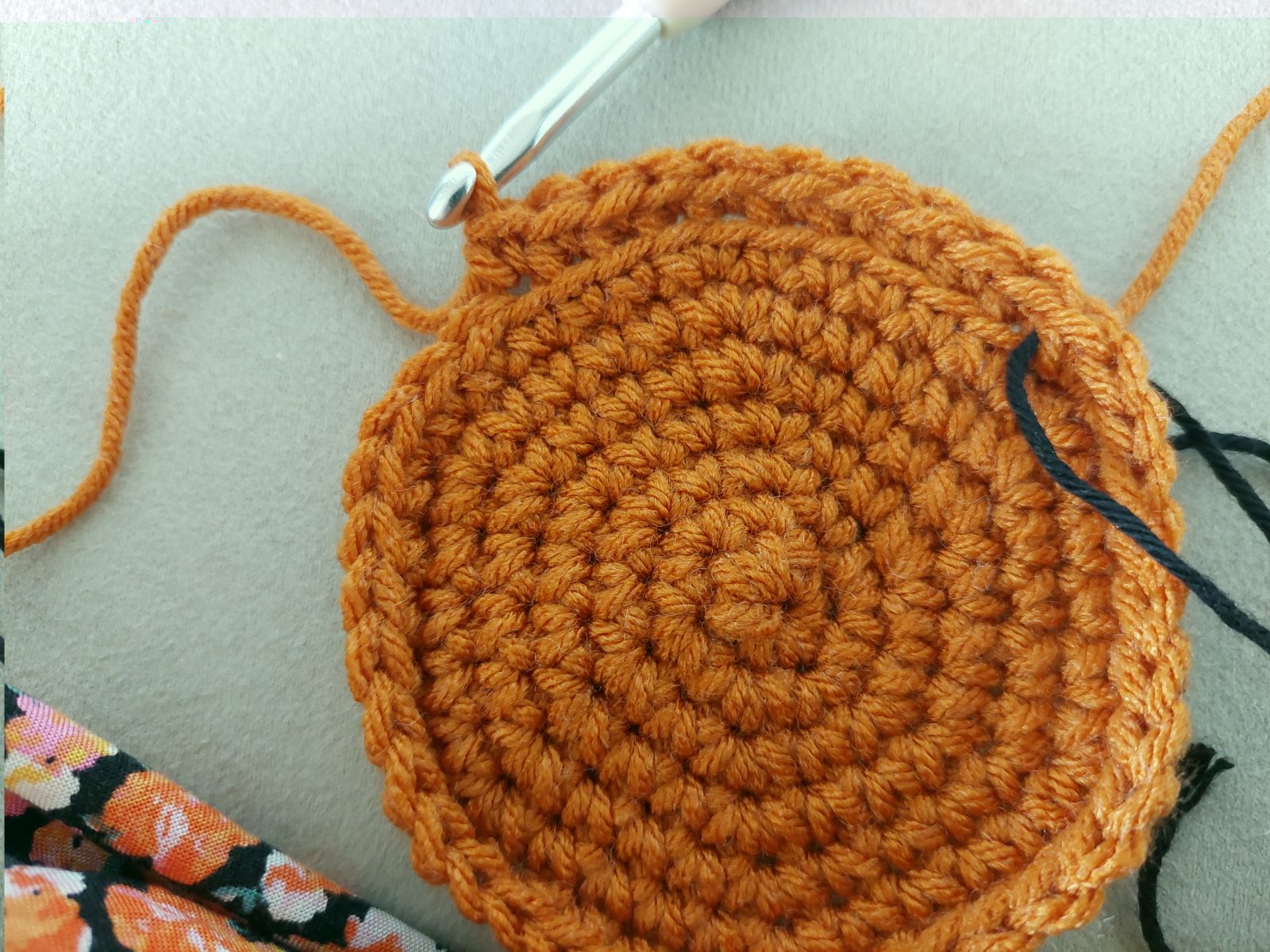 Blog-Inhaltsbild für 'Kostenlose Häkelanleitung: Flaschenhülle Kürbis – Das perfekte Halloween-Mitbringsel'