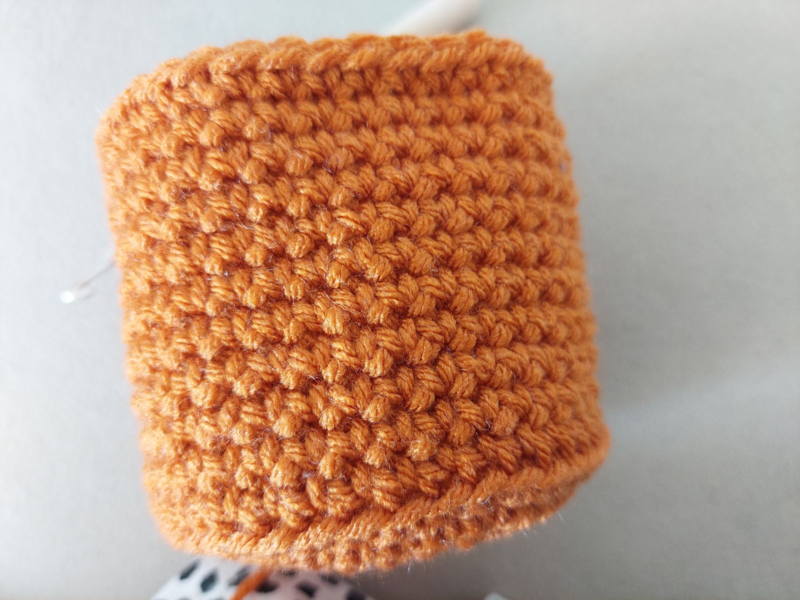 Blog-Inhaltsbild für 'Kostenlose Häkelanleitung: Flaschenhülle Kürbis – Das perfekte Halloween-Mitbringsel'