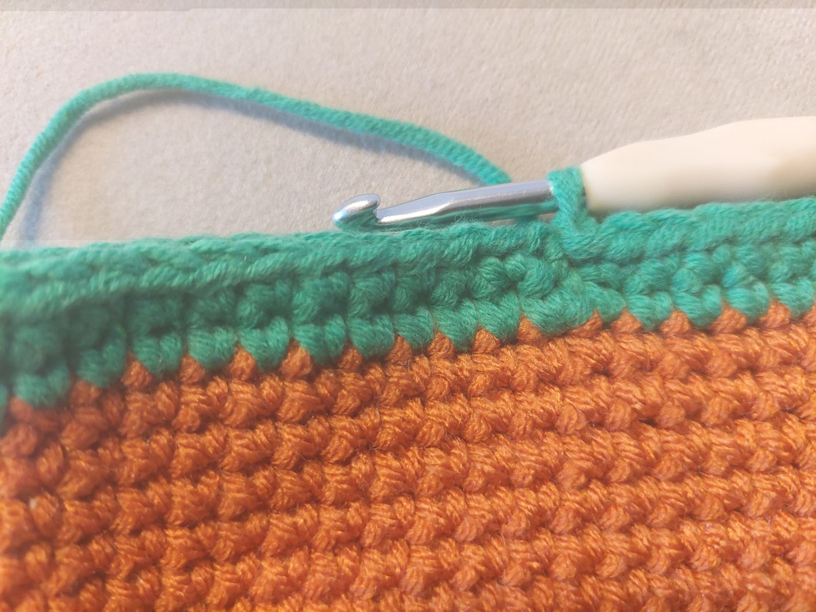 Blog-Inhaltsbild für 'Kostenlose Häkelanleitung: Flaschenhülle Kürbis – Das perfekte Halloween-Mitbringsel'