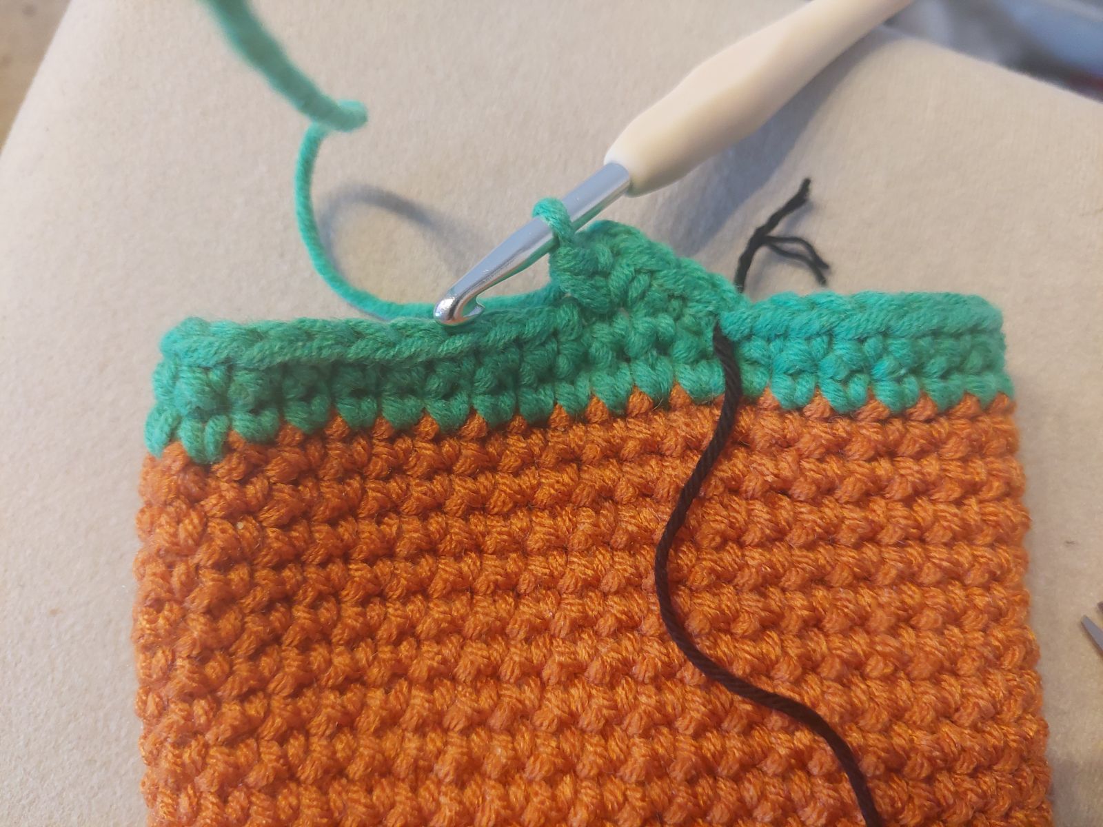 Blog-Inhaltsbild für 'Kostenlose Häkelanleitung: Flaschenhülle Kürbis – Das perfekte Halloween-Mitbringsel'