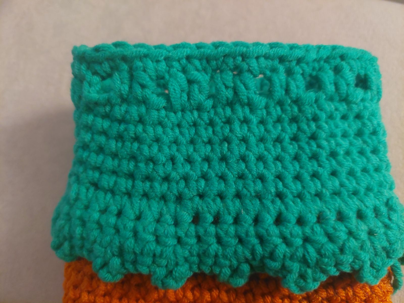 Blog-Inhaltsbild für 'Kostenlose Häkelanleitung: Flaschenhülle Kürbis – Das perfekte Halloween-Mitbringsel'