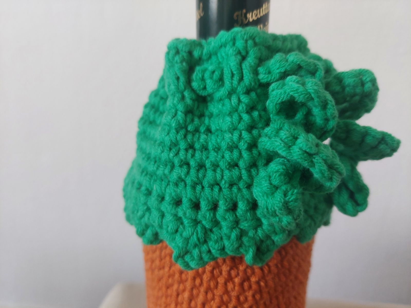 Blog-Inhaltsbild für 'Kostenlose Häkelanleitung: Flaschenhülle Kürbis – Das perfekte Halloween-Mitbringsel'