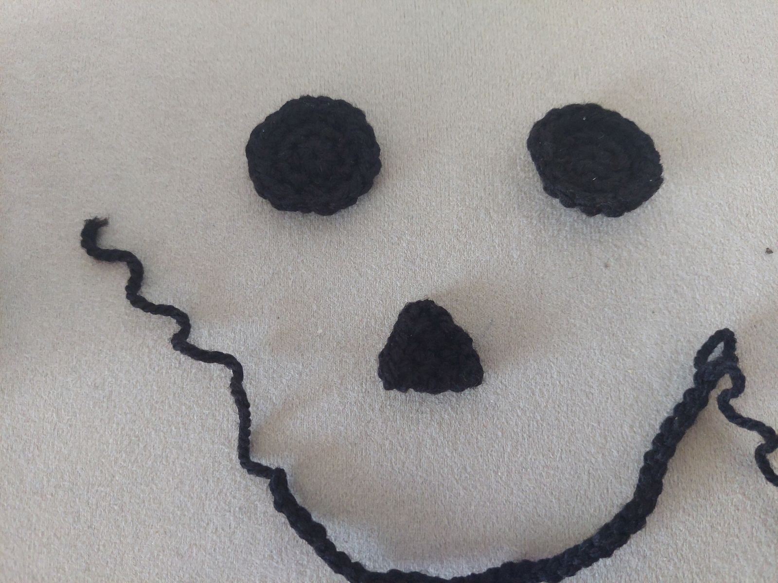 Blog-Inhaltsbild für 'Kostenlose Häkelanleitung: Flaschenhülle Kürbis – Das perfekte Halloween-Mitbringsel'