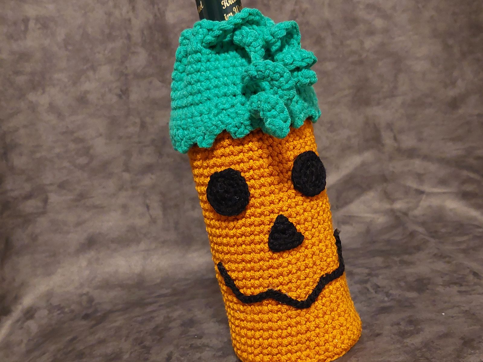 Blog-Inhaltsbild für 'Kostenlose Häkelanleitung: Flaschenhülle Kürbis – Das perfekte Halloween-Mitbringsel'