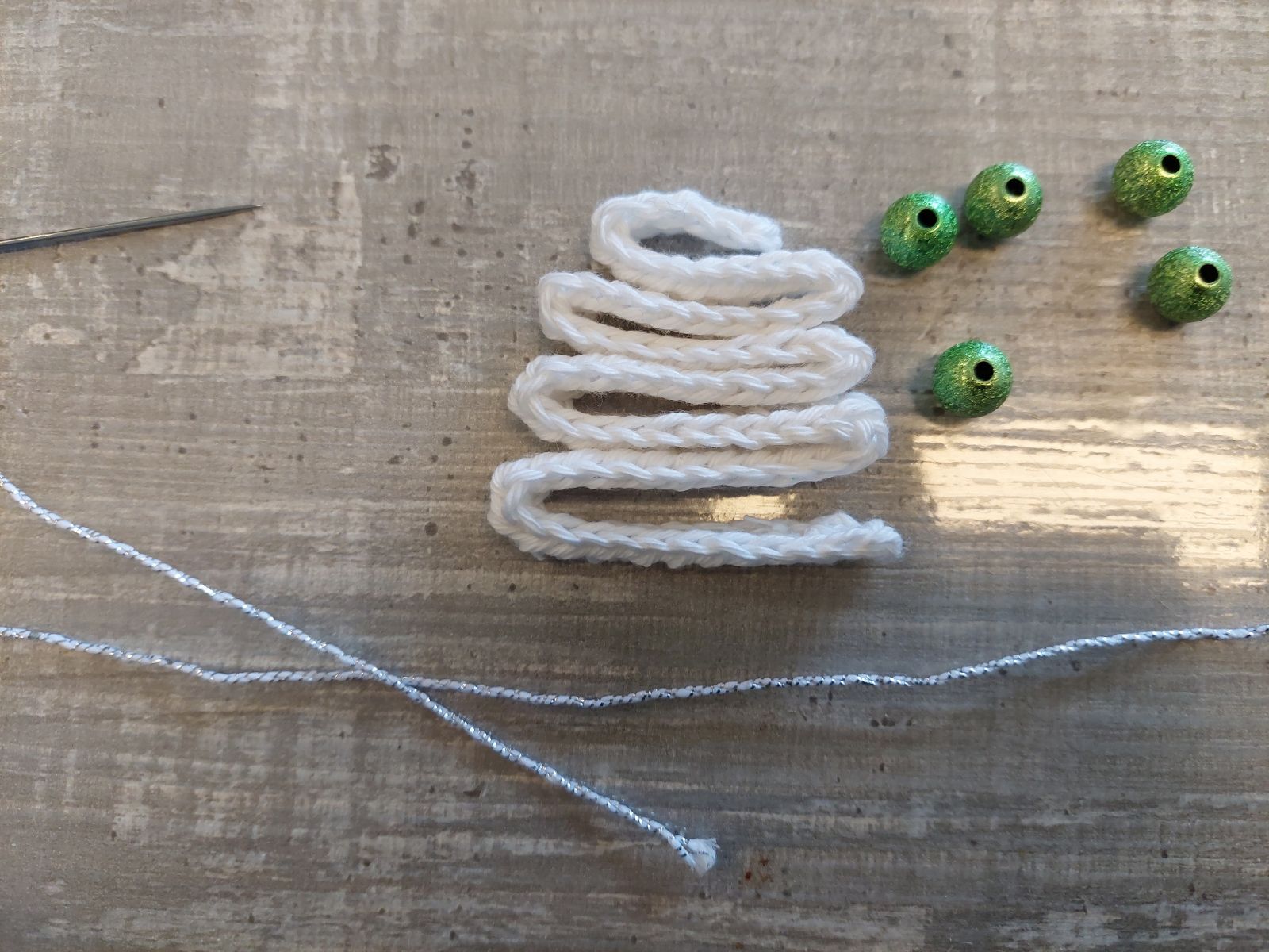 Blog-Inhaltsbild für 'Kostenlos Weihnachtsbäumchen häkeln – Perfekt als Baumschmuck oder Geschenkanhänger'