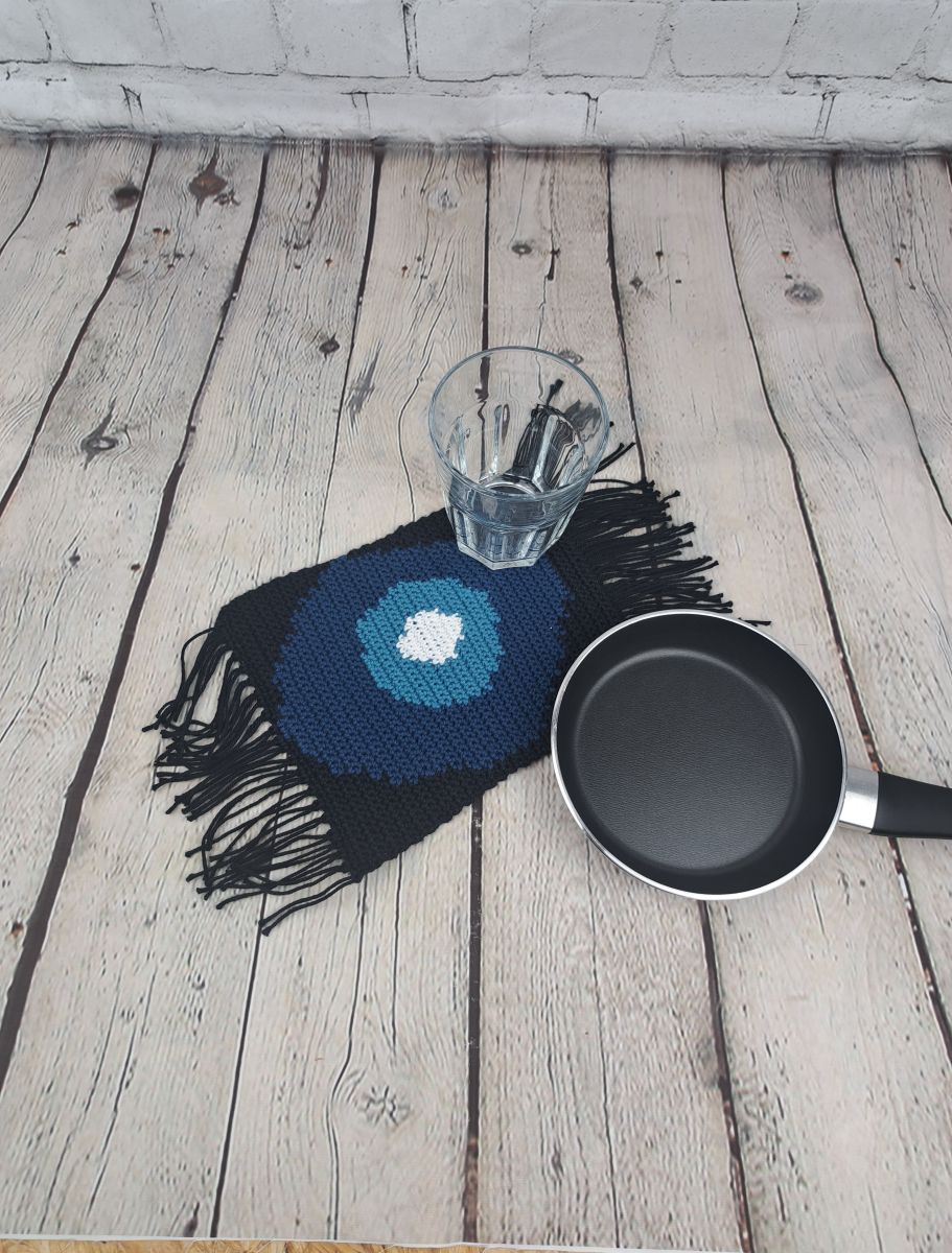 Blog-Inhaltsbild für 'Gratis Häkelanleitung - Abstrakte Tischdekoration – Vielseitiger Tischteppich als Pfannen- und Tassenuntersetzer'