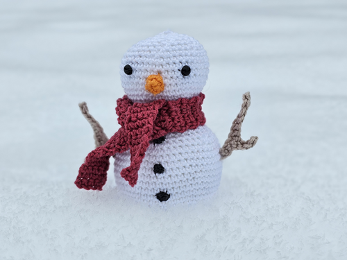 Blog-Inhaltsbild für 'Kostenlose Häkelanleitung für einen Schneemann'