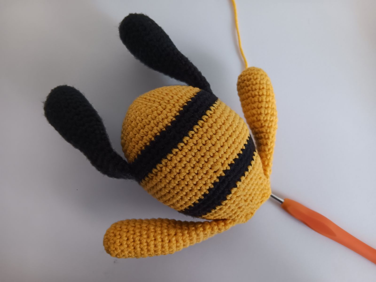 Blog-Inhaltsbild für 'Blumen Wichtel mit Hut häkeln. Kostenlose Häkelanleitung'