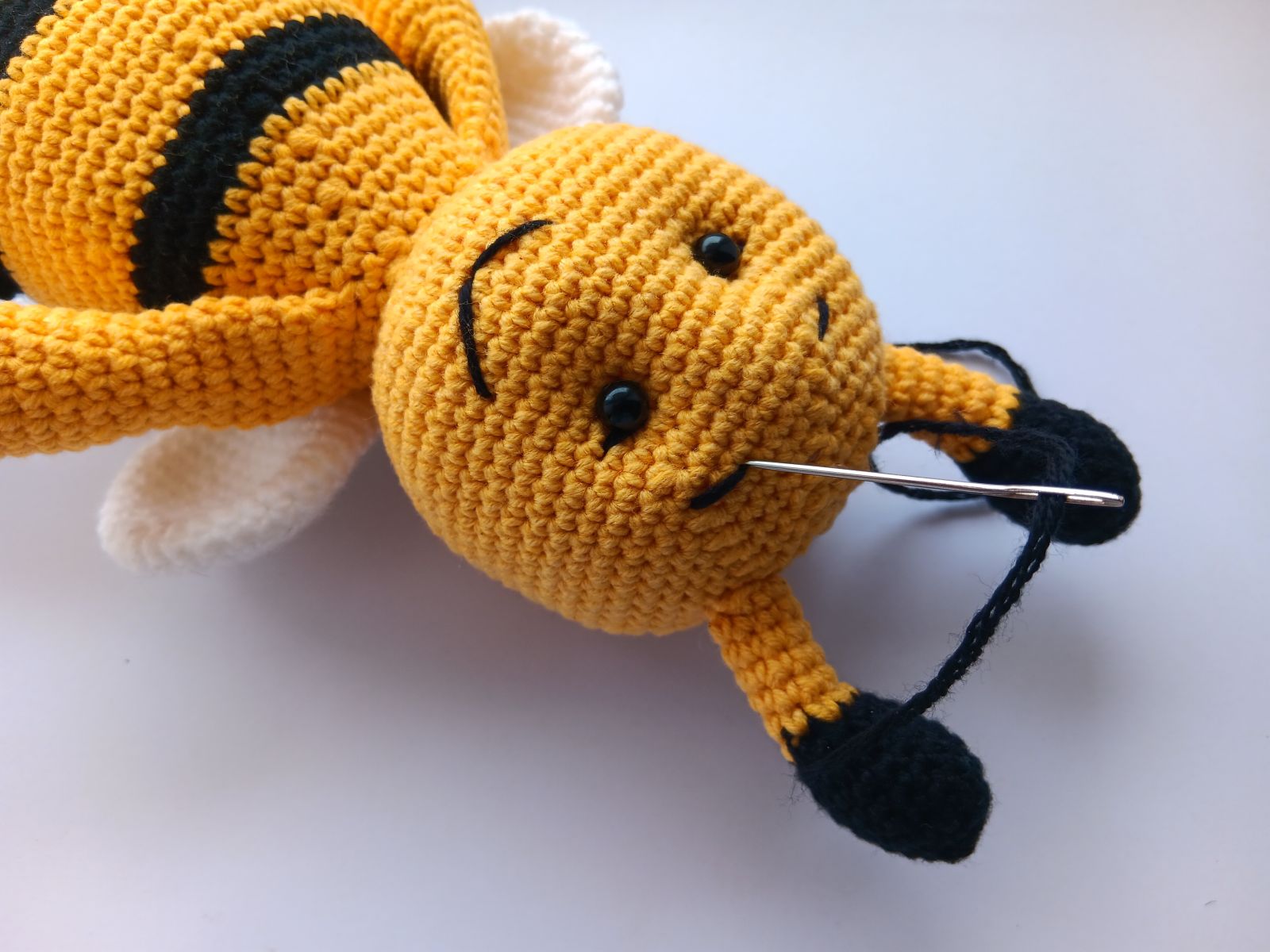 Blog-Inhaltsbild für 'Biene häkeln. Kostenlose Häkelanleitung für Schlüsselanhänger Biene'