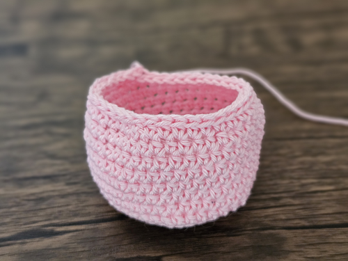 Blog-Inhaltsbild für 'Kostenlose Häkelanleitung für einen Osterhasen mit Körbchen'