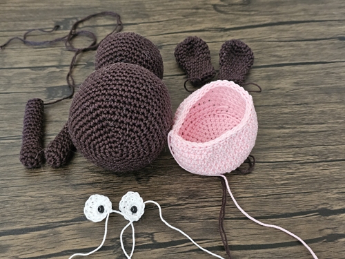 Blog-Inhaltsbild für 'Kostenlose Häkelanleitung für einen Osterhasen mit Körbchen'