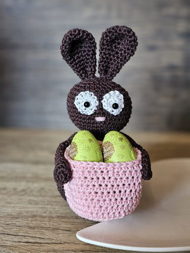 Blog-Inhaltsbild für 'Kostenlose Häkelanleitung für einen Osterhasen mit Körbchen'