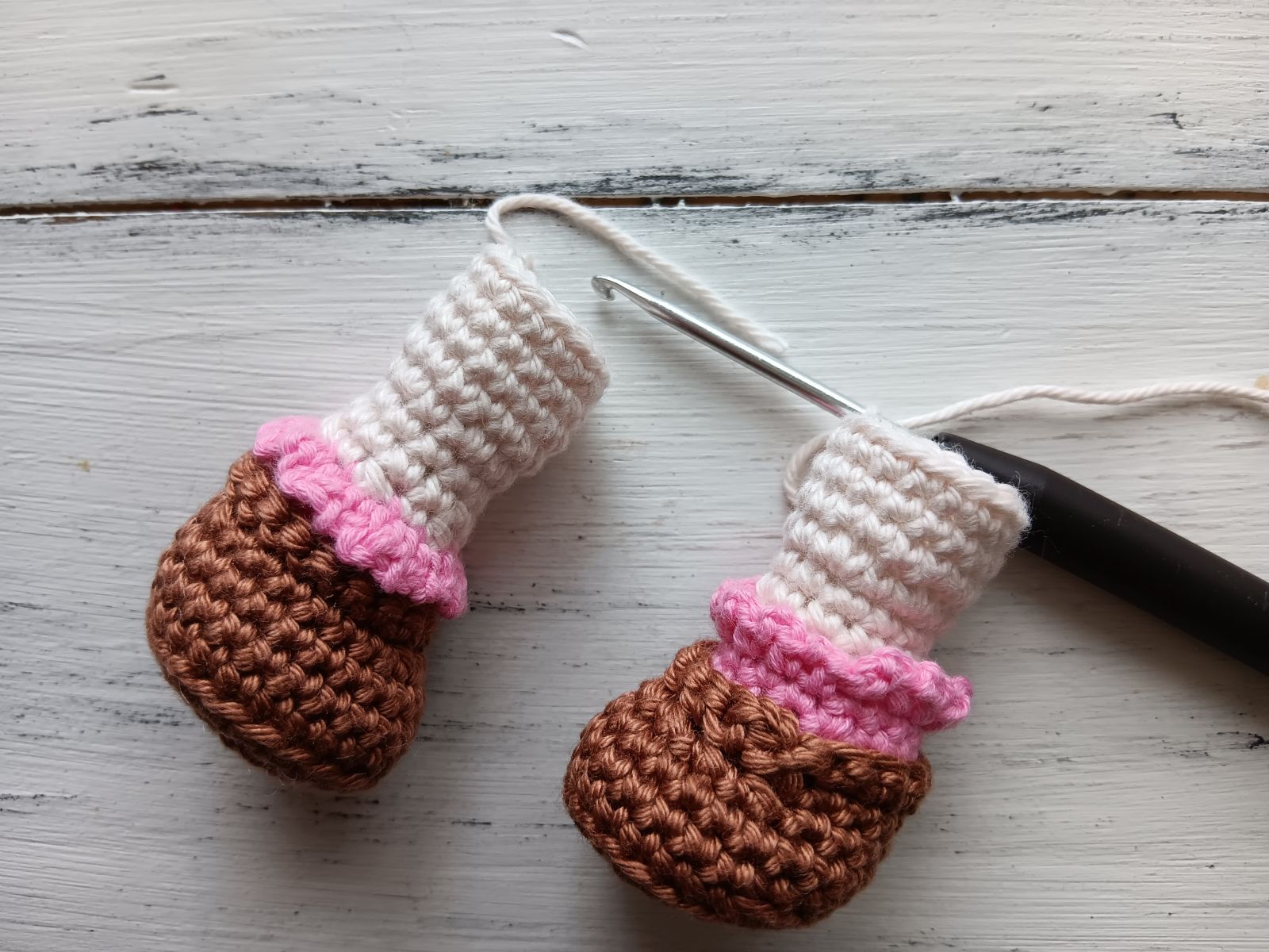 Blog-Inhaltsbild für 'Kostenlose Häkelanleitung für Puppe Coney mit Hasenmütze'