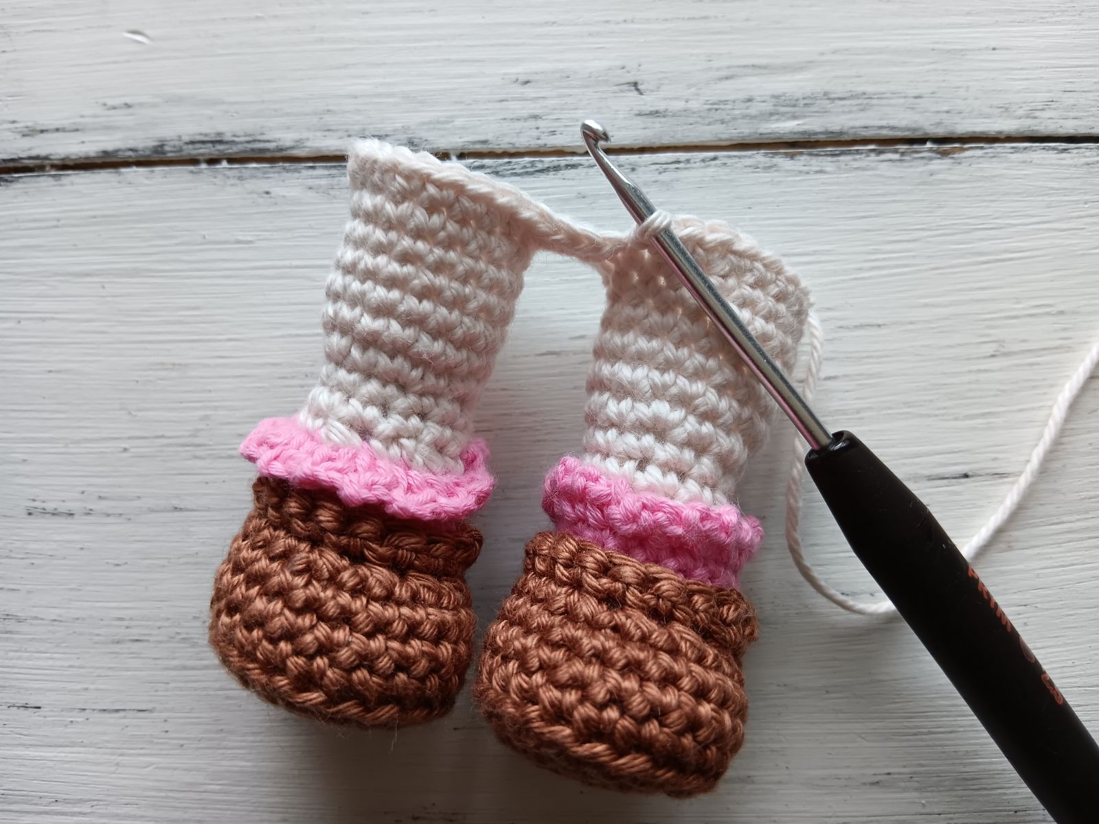 Blog-Inhaltsbild für 'Kostenlose Häkelanleitung für Puppe Coney mit Hasenmütze'