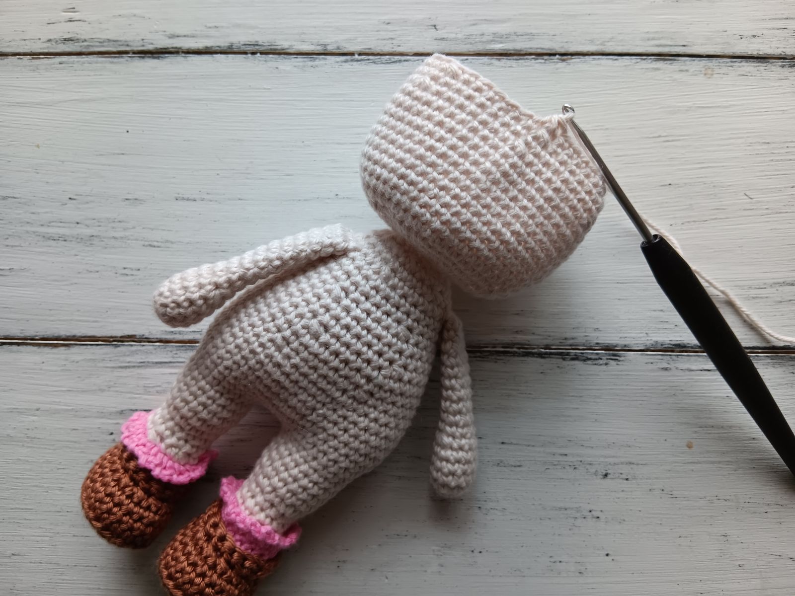 Blog-Inhaltsbild für 'Puppe häkeln. Kostenlose Häkelanleitung für Puppe mit Hasenmütze'