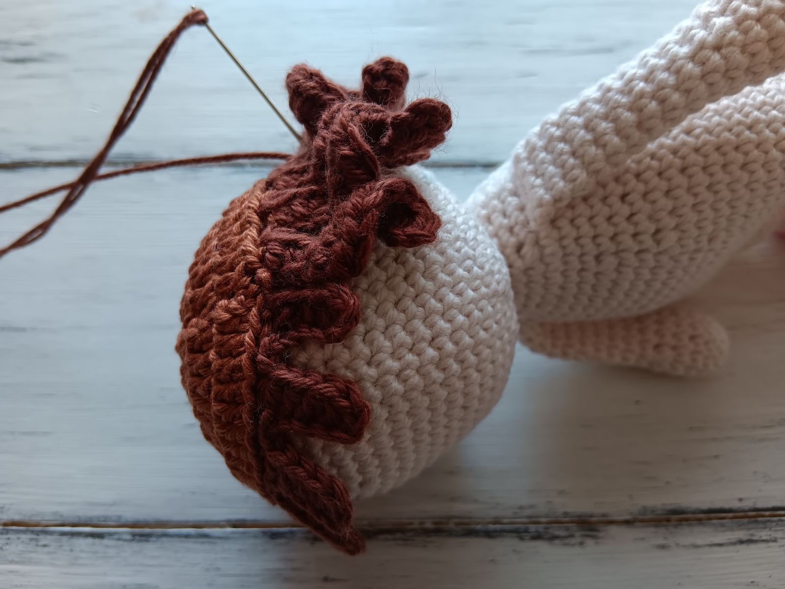 Blog-Inhaltsbild für 'Kostenlose Häkelanleitung für Puppe Coney mit Hasenmütze'