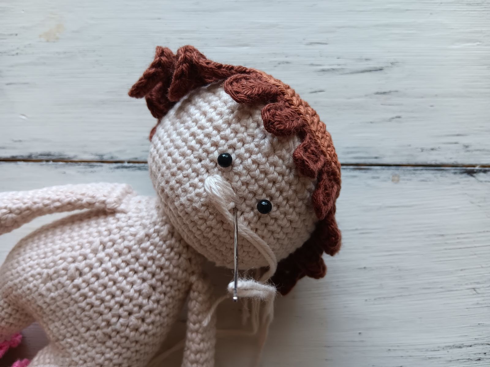 Blog-Inhaltsbild für 'Kostenlose Häkelanleitung für Puppe Coney mit Hasenmütze'