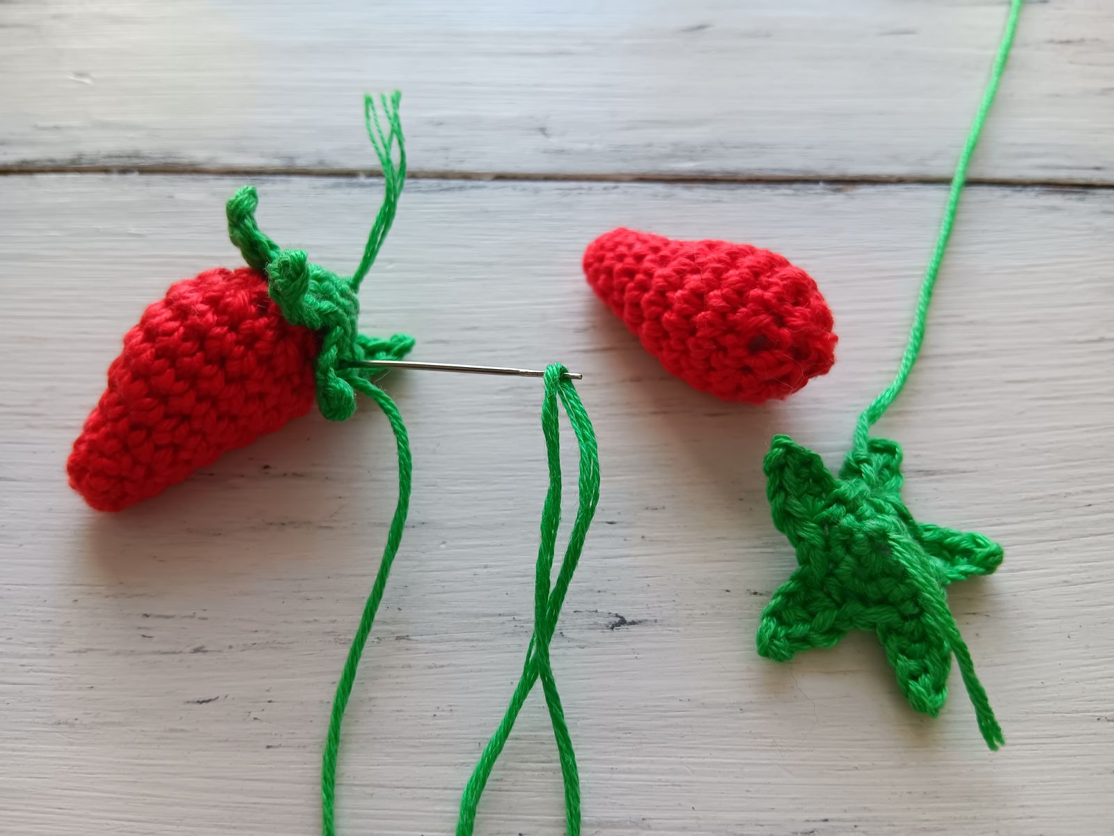 Blog-Inhaltsbild für 'Puppentasche häkeln. Kostenlose Anleitung für Erdbeertasche.'