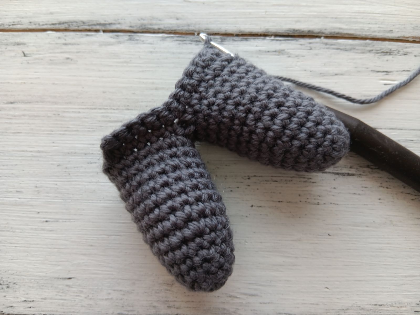 Blog-Inhaltsbild für 'Frosch mit Beuteltasche häkeln. Kostenlose Häkelanleitung'