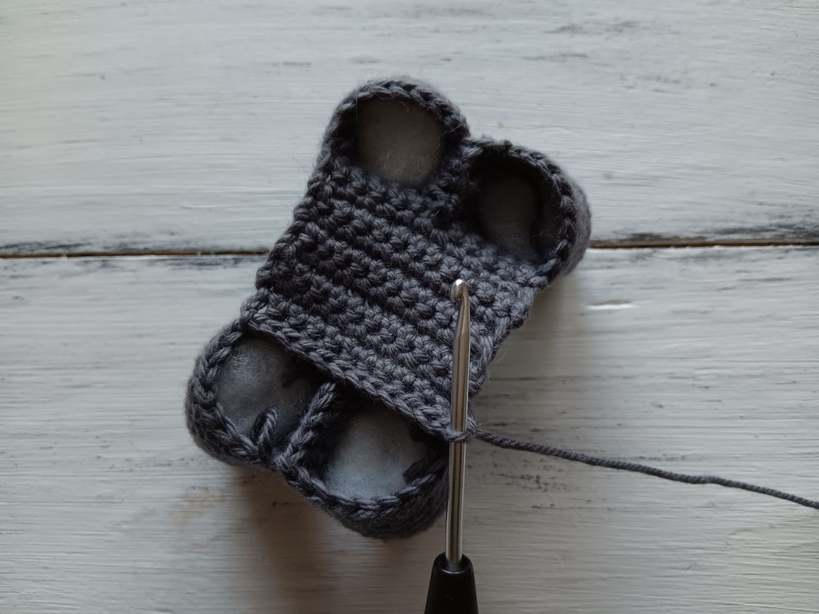 Blog-Inhaltsbild für 'Frosch mit Beuteltasche häkeln. Kostenlose Häkelanleitung'