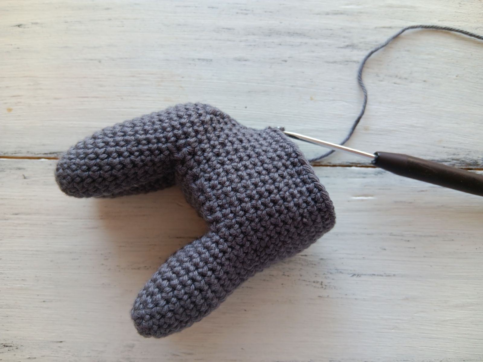 Blog-Inhaltsbild für 'Frosch mit Beuteltasche häkeln. Kostenlose Häkelanleitung'