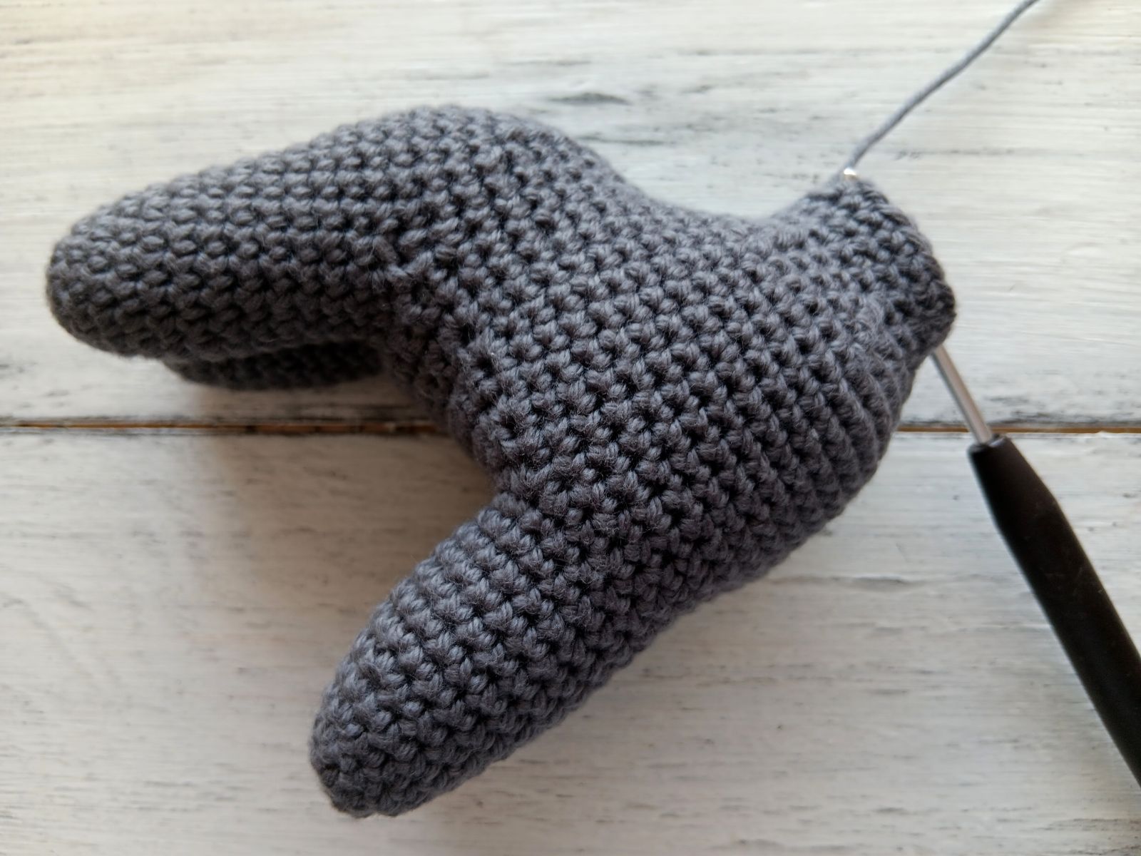 Blog-Inhaltsbild für 'Frosch mit Beuteltasche häkeln. Kostenlose Häkelanleitung'