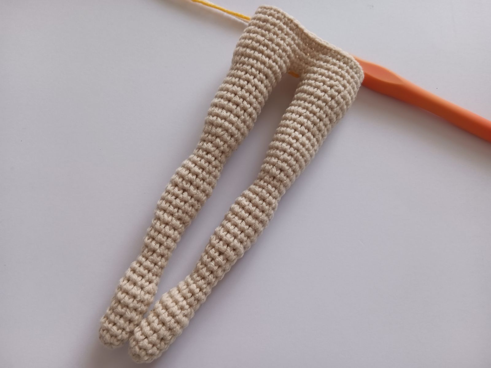 Blog-Inhaltsbild für 'Kostenlose Häkelanleitung für Puppe Coney mit Hasenmütze'