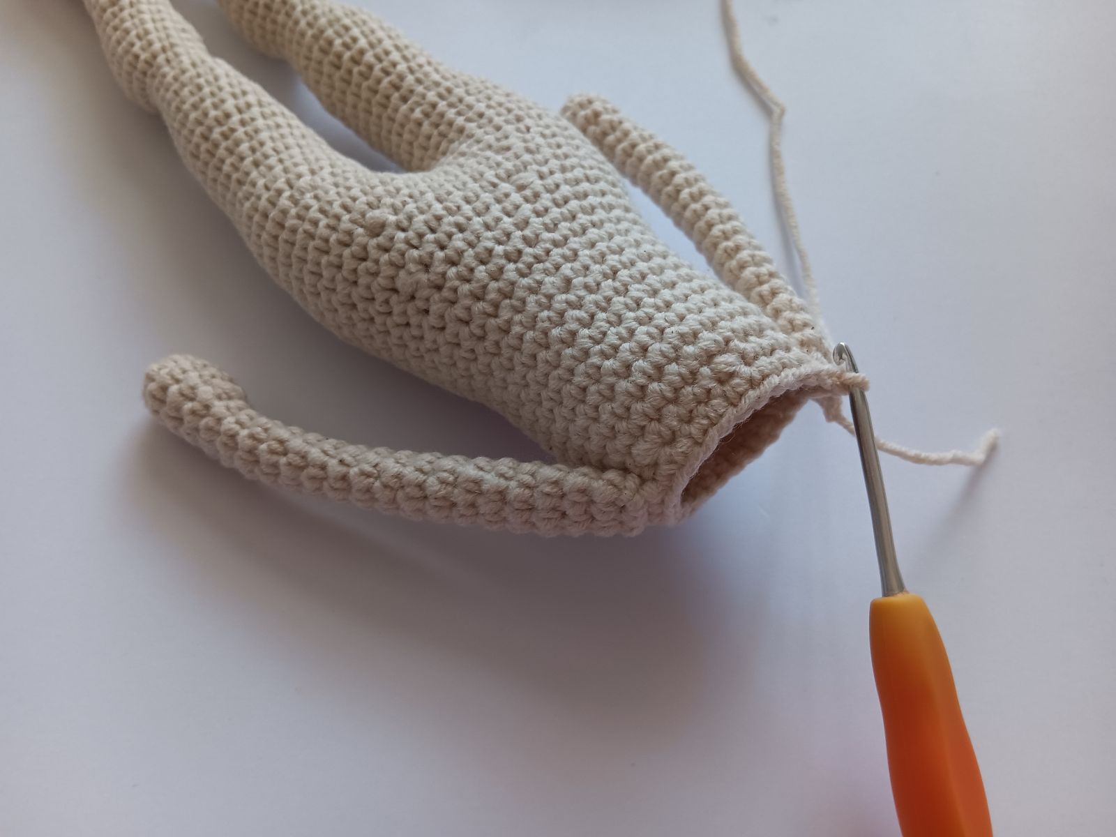 Blog-Inhaltsbild für 'Kostenlose Häkelanleitung für Puppe Coney mit Hasenmütze'