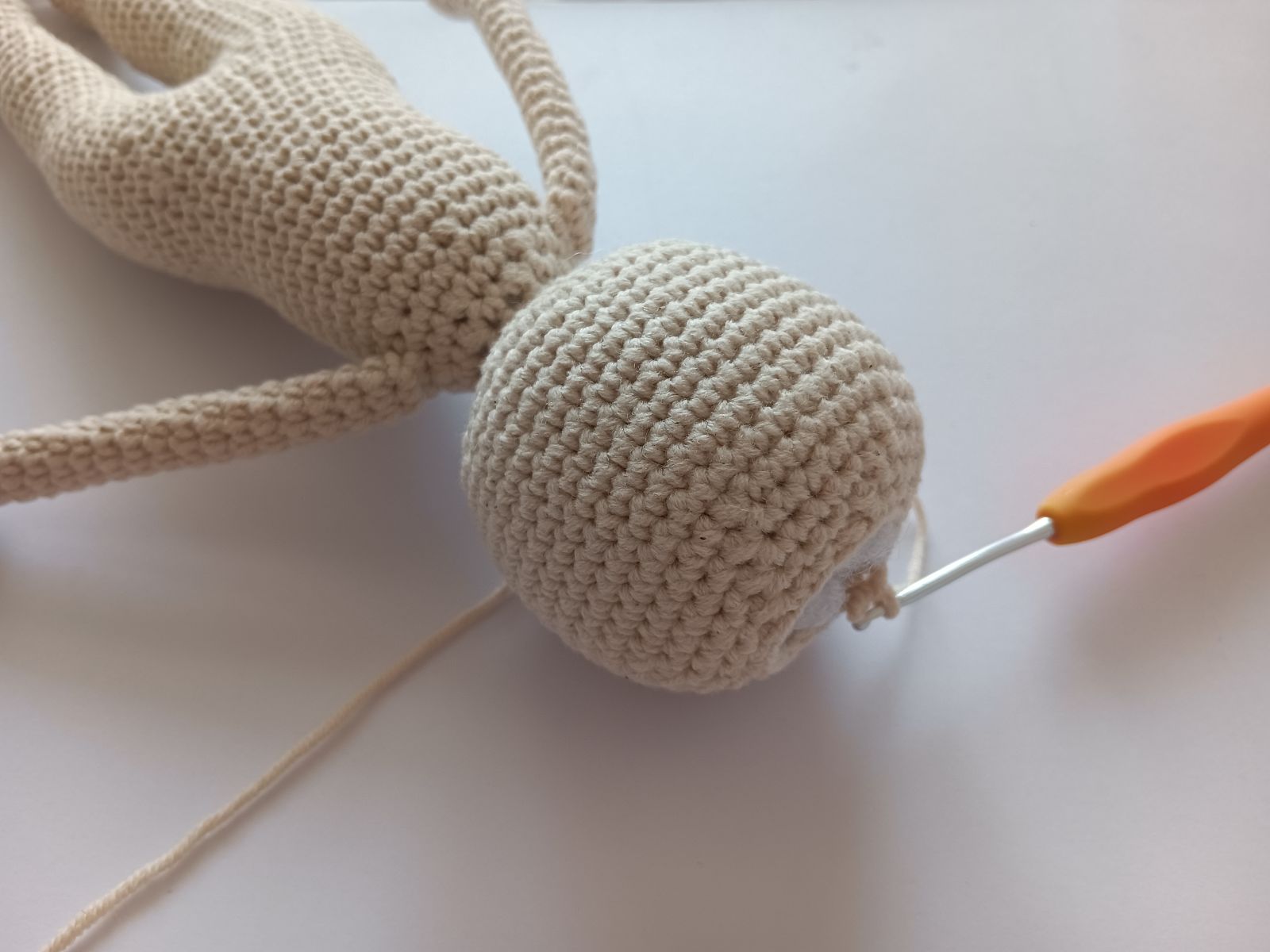 Blog-Inhaltsbild für 'Puppe häkeln. Kostenlose Häkelanleitung für Puppe mit Hasenmütze'